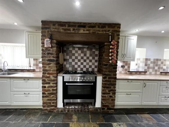 4 bed Detached for sale Image 7