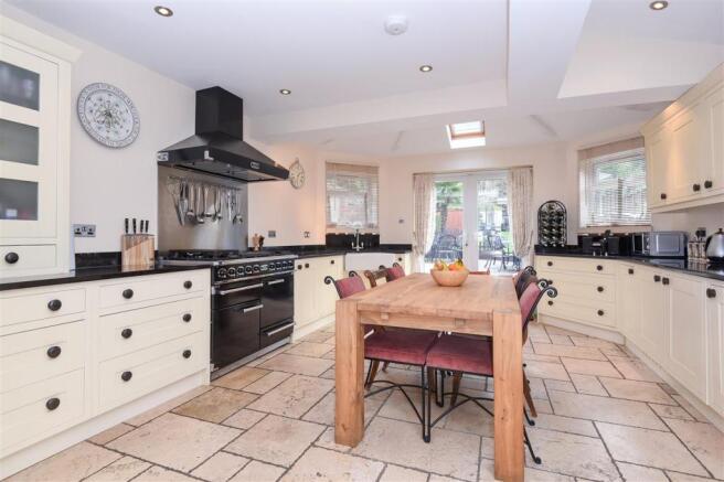 KITCHEN/BREAKFAST