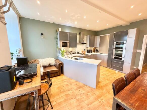 4 bed Town House for sale Image 5