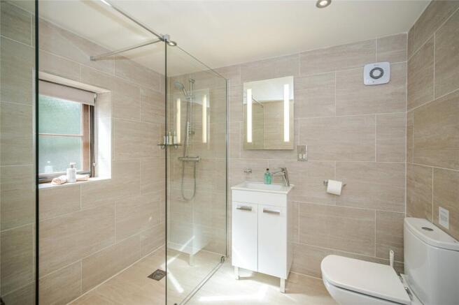 6 bed Detached for sale Image 10