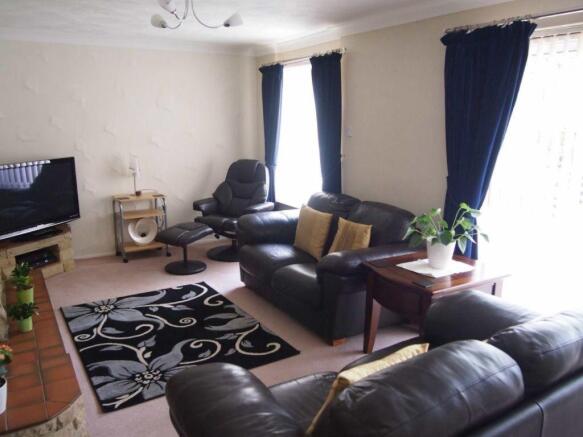 LIVING/DINING ROOM
