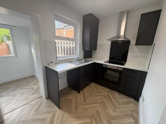 2 bed Terraced to rent Image 5