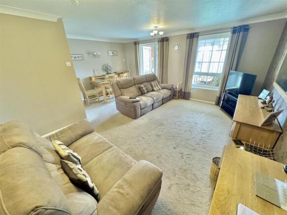 Lounee / Dining room