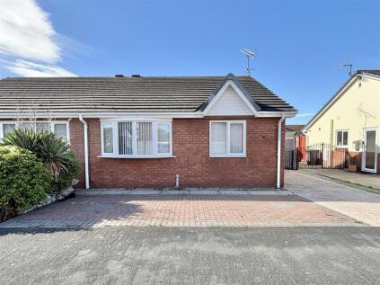 Lon Eirin, Towyn, LL22