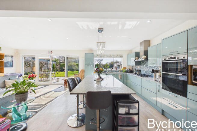 CAM05454G0-PR0139-STILL038