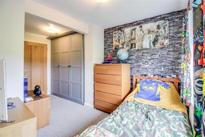 4 bed Detached for sale Image 8