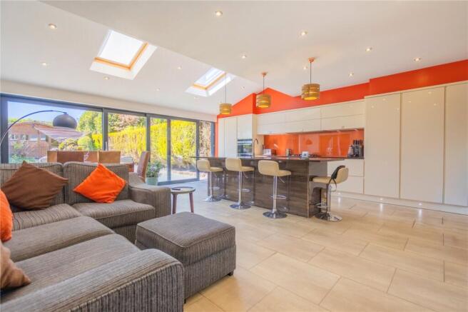 5 bed Detached for sale Image 7
