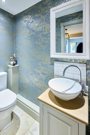 5 bed Detached for sale Image 11