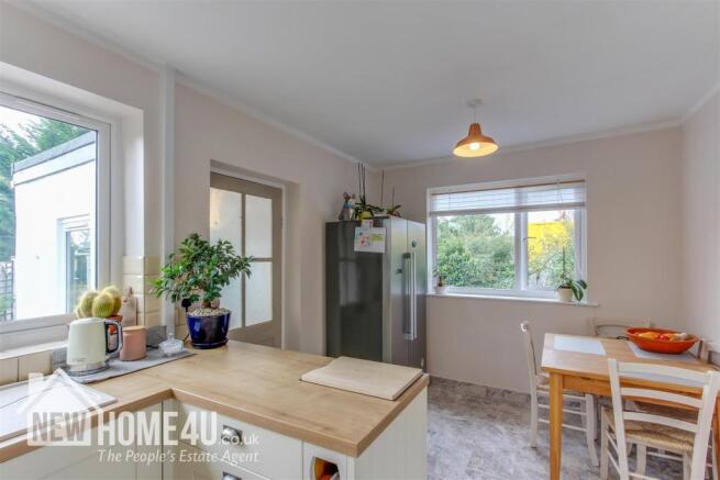 KITCHEN / DINER: