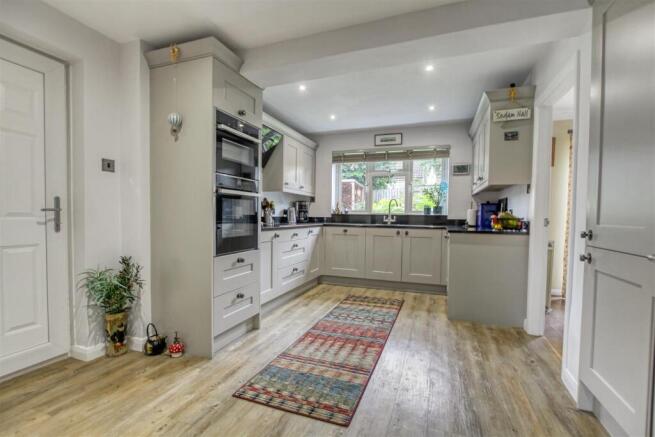4 bed Detached for sale Image 5