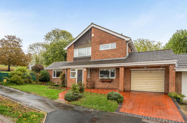 3-bed detached on Fanstones Road, Eldene, Swindon, SN3, £375,000