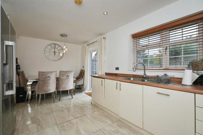 3 bed Semi-Detached for sale Image 8