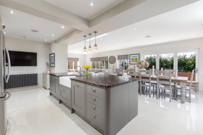5 bed Detached for sale Image 9