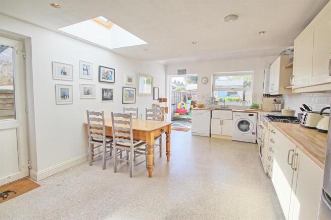 KITCHEN/DINING ROOM