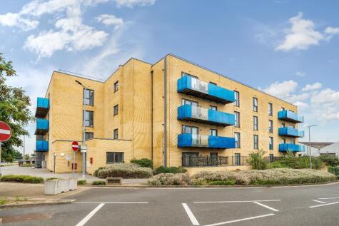 24 crosness road, London, IG11 0TF