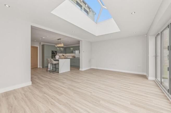 5 bed Detached for sale Image 5