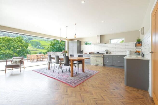 5 bed Detached for sale Image 12