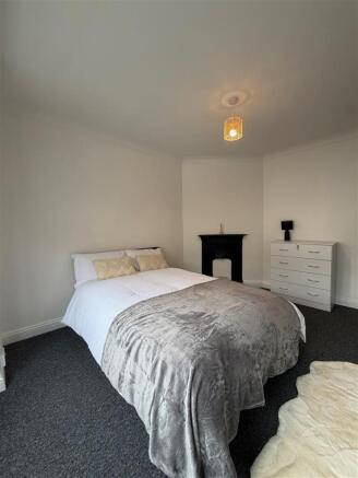 Bed 1.jpg
