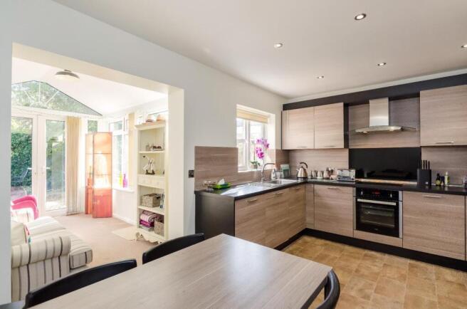 4 bed House to rent Image 4