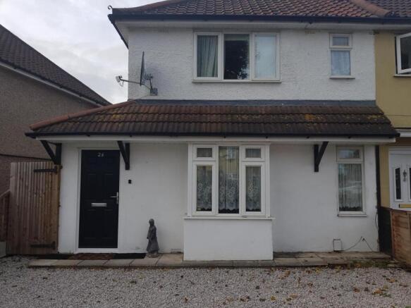 3 bed flat to rent Bellhouse Road, Romford RM7