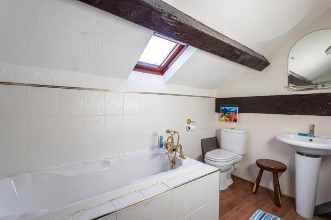 En-suite bathroom to