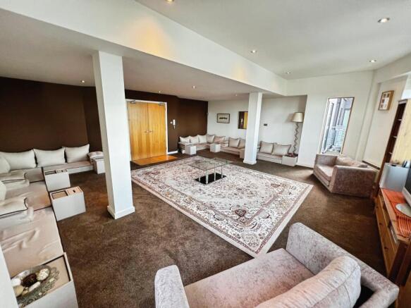 2 bed Flat to rent Image 6