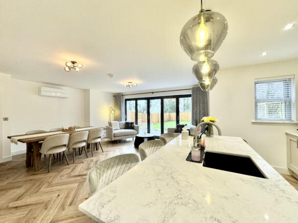 4 bed Detached for sale Image 7