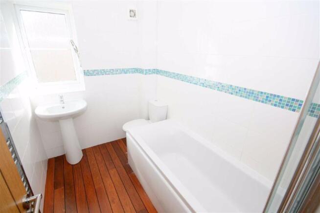 FAMILY BATHROOM / WC