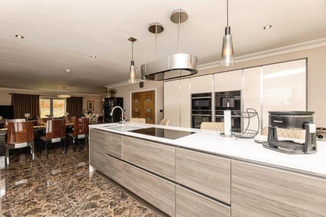 5 bed Detached for sale Image 6