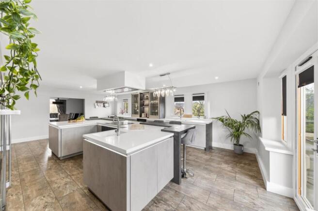 4 bed Detached for sale Image 7