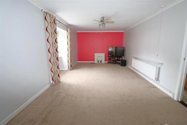 LOUNGE 1.JPG