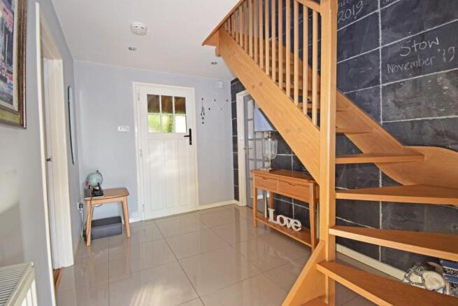 8 Hanbury Road, hall 2.jpg