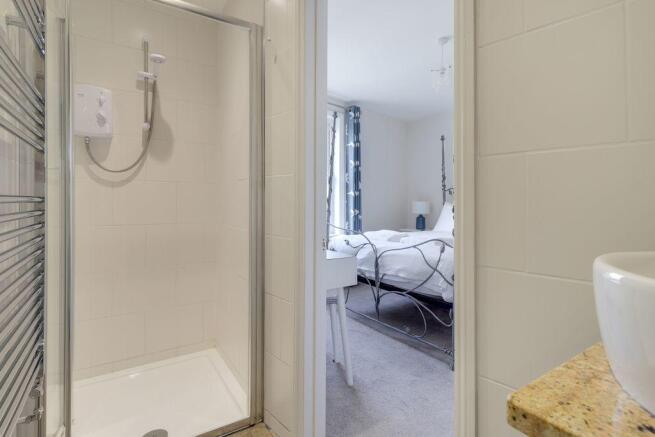 Ensuite to Bed 2