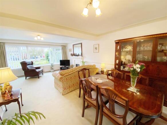 Dining Room pic 3.jpg