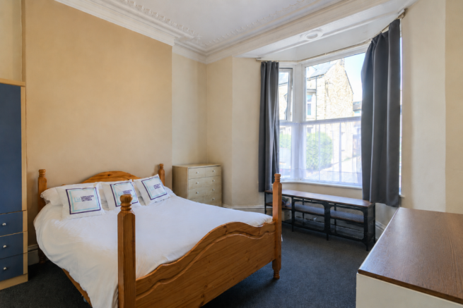 Double bedroom with bay window