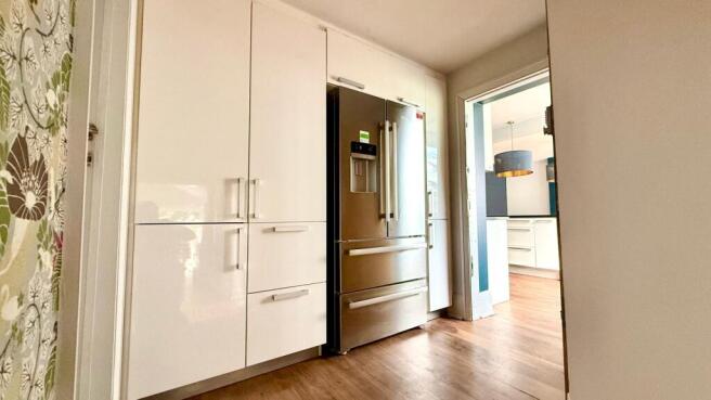 4 bed House to rent Image 6