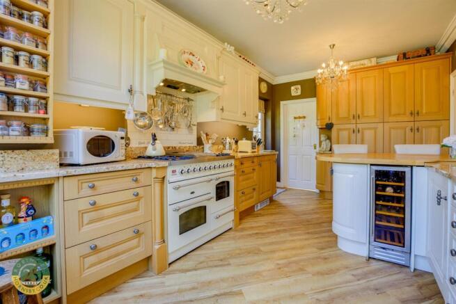 4 bed House for sale Image 9