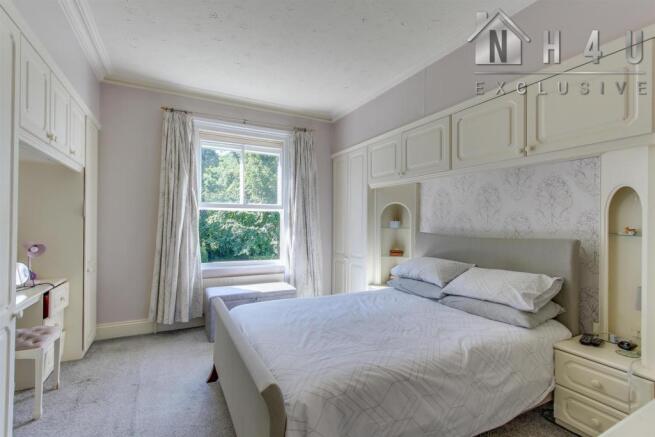 MAIN BEDROOM: