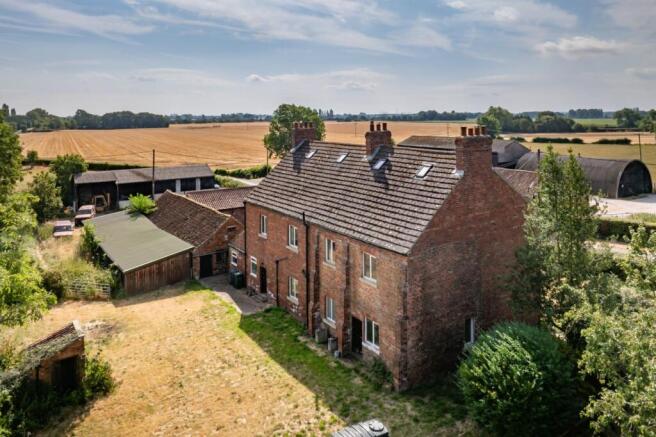 5 bed Detached for sale Image 7