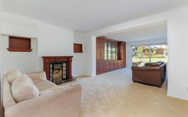 Extensive sitting room