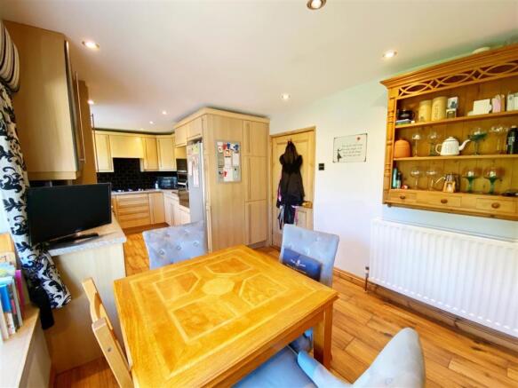Kitchen 2.jpg