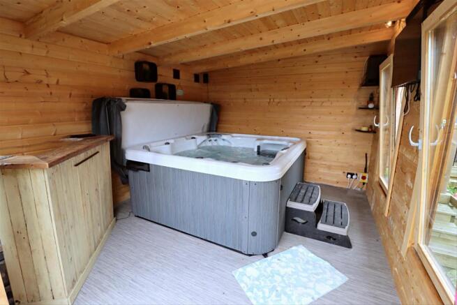 Timber Cabin - Hot Tub Room