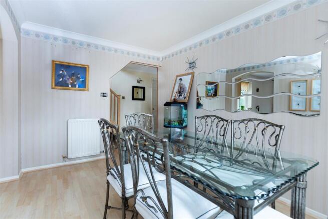 5 bed Detached for sale Image 5
