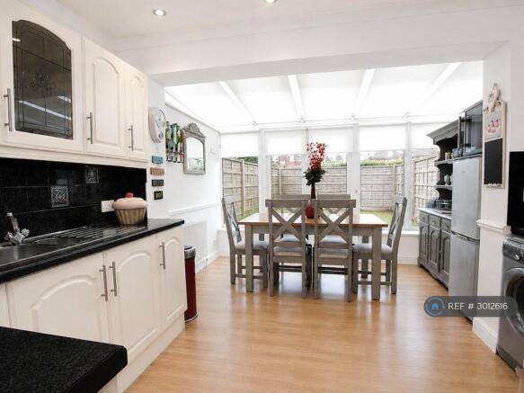 2 bed Semi-Detached to rent Image 4