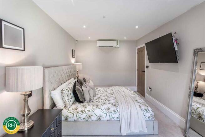 4 bed Detached for sale Image 11