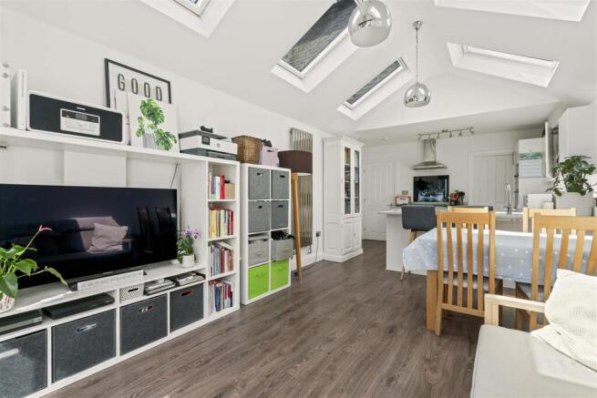 77 Castle Road TW7-34.jpg