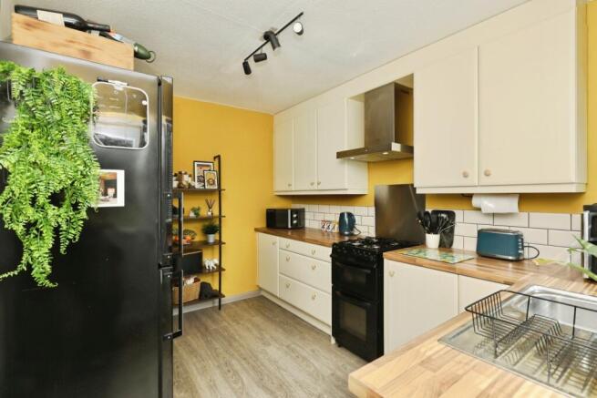 4 bed Bungalow for sale Image 7