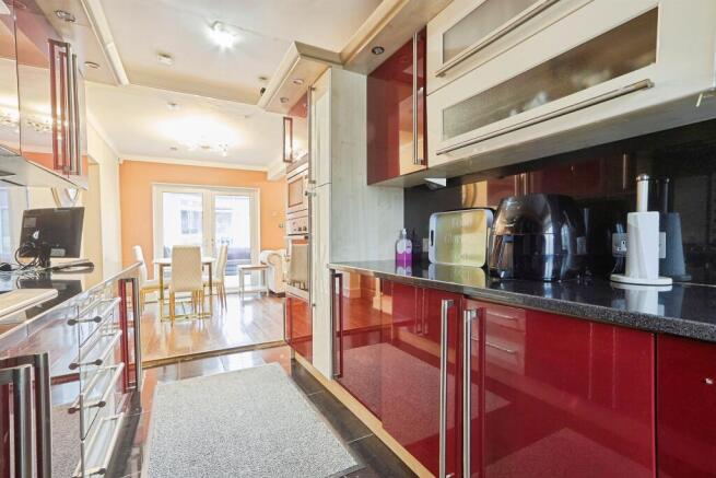 5 bed Detached for sale Image 5