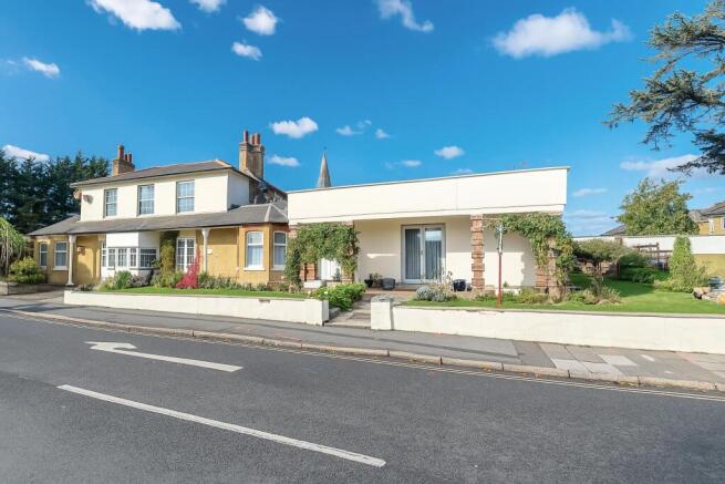 1-bed flat on Chain Free * Sandown, £115,000
