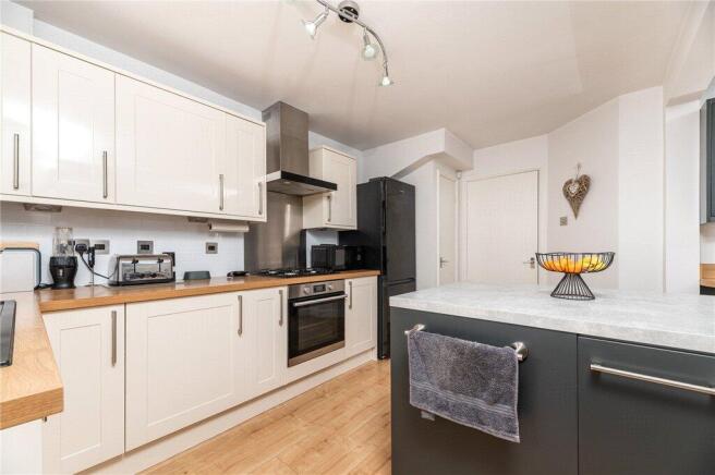 4 bed Detached for sale Image 8